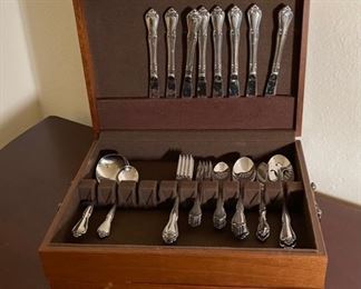 30pc Rogers Oneida Arbor Rose-True Rose  Stainless Steel Flatware Set		
