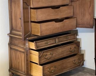 Thomasville Burl Veneer Vintage Gentleman's dresser	59 x 42 x 20	HxWxD
