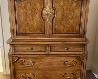 Thomasville Burl Veneer Vintage Gentleman's dresser	59 x 42 x 20	HxWxD
