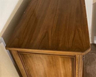 Thomasville Burl Veneer Vintage Gentleman's dresser	59 x 42 x 20	HxWxD
