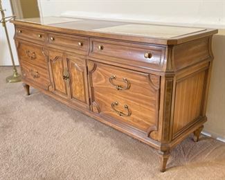 Thomasville Travertine Top 9-Drawer Triple Dresser	32 x 76 x 20	HxWxD
