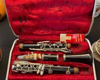 Unmarked Student Clarinet	Case: 4x13.5x9.5in	HxWxD
