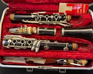 Unmarked Student Clarinet	Case: 4x13.5x9.5in	HxWxD
