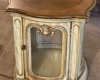 Vintage End Table Display case	22x17x17in	HxWxD

