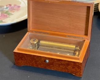 Thorens Vintage Burl Music Box Guillaume Tell Tyrolienne	3x8.15x4.5	HxWxD
