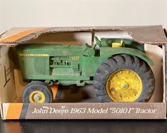Ertl 5629 1/16 John Deere 1963 Model 5010 I Industrial Tractor Die Cast	Box: 6x12x7.5in	HxWxD
