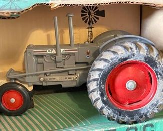 JLE Scale Models Case CC 1:16 Die Cast Model Limited Edition	Box: 6x10x7in	HxWxD
