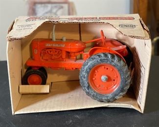 ERTL 1/16 Scale Allis-Chalmers WD-45 Antique Tractor 1206 Die Cast Model	Box: 6x9x5.5in	HxWxD
