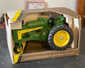 ERTL John Deere 1958 Model 630 LP Tractor Collector's Edition 1/16 NOS #5590	Box: 6x9x6in	HxWxD
