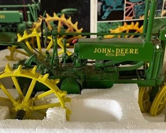 ERTL John Deere Model A Tractor 560 PRECISION SERIES 1:16 Die Cast Model	Box: 8x10x8in	HxWxD
