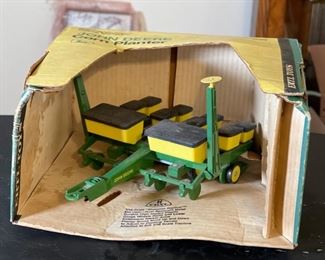 Ertl JOHN DEERE CORN PLANTER Farm Toy #595 1/16 Scale Die Cast	Box: 7x11x11in	HxWxD
