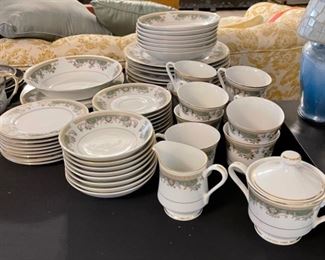 50+ pc  Everbrite ALBERTA China Set		
