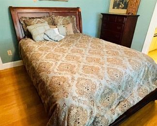 63___$295
Queen size sleigh bed frame (mattress free )
• 54 high 64 wide