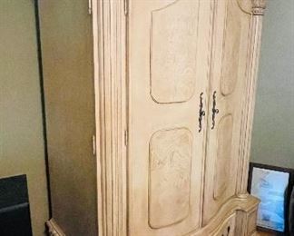 73___$1,200
5 pieces bedroom set Corinthian style cream
Bed • 91high 90wide 108deep
bedside table • 33high 29across
large dresser • 40high 81wide 24deep
Three panel mirror top • 65wide 50high
Armoire • 89high 54wide 28deep