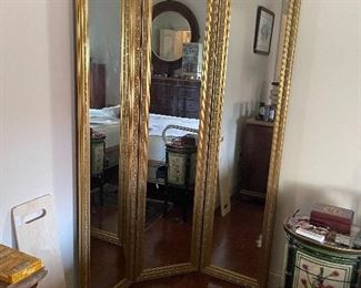 Free standing mirror