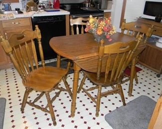 table has 6 chairs / leaves