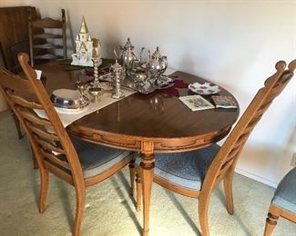 Oval dining table, 2 leaves and chairs 