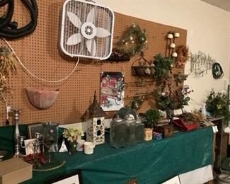 GARAGE. CHRISTMAS AND DECOR