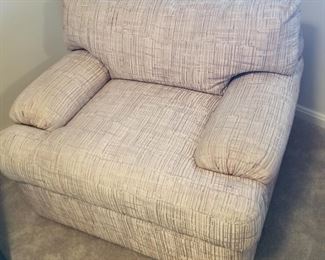 Large double wide, comfy armchair 43inx34inx32in Asking $50 obo