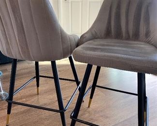 Grey velvet barstools with Blk and gold legs 
100.00 for the pair 
Obo 