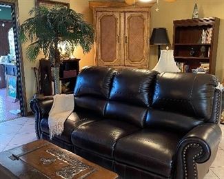 Super clean furniture!! Dual recliner leather!