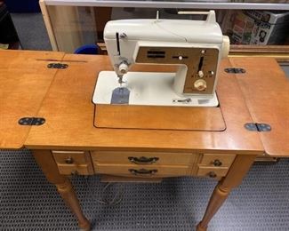 For your consideration is this Singer Touch & Sew 640 in Table.  Excellent condition!