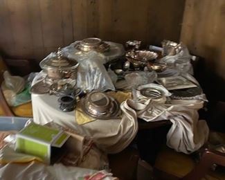 Do you love to entertain? Lots of silver plate!