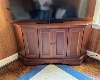 $400    HOOKER FURNITURE 4 RAISED PANEL FRONT CORNER CABINET/ MEDIA CONSOLE

 WHY WE LOVE IT:

Relaxed traditional styling with a warm antiqued cherry finish on this low profile 4 raised panel front corner cabinet.  This media console is a great space saver and can be a multi purpose storage solution for a small space.

Original price $1406 

 DETAILS + DIMENSIONS:

Finished in Florentine
56w X 22D X 30H


CONDITION: This piece is in very good condition.  There are no scratches or imperfections in the mirror or metal.  Please refer to photos for a more detailed look at condition.  We make every attempt to list and photograph any defects or signs of wear that are significant to this sale. 

 

LOCAL PICK UP ALEXANDRIA, VA.  BUYER IS RESPONSIBLE FOR ANY NECESSARY DISASSEMBLY AND ALL COSTS ASSOCIATED WITH SHIPPING OR PICK UP.  CONTACT US FOR SHIPPING RECOMMENDATIONS.