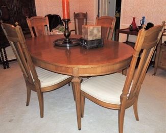 Dining room table set with 6 chairs - mint condition