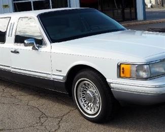 1993 Lincoln Town Car Passenger Car, DaBryan Coach Signature Series, 4- Door Sedan, VIN # 1LNLM82w5py731323, Miles Showing 30,58