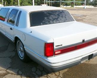 1993 Lincoln Town Car Passenger Car, DaBryan Coach Signature Series, 4- Door Sedan, VIN # 1LNLM82w5py731323, Miles Showing 30,58