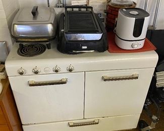 Old Frigidaire Stove (Still Works/Paperwork Present)