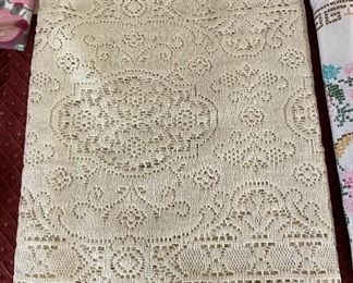 Quaker Lace Table Runner