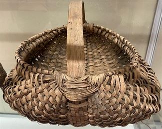 Large Old Oak Basket (Handle Damage)