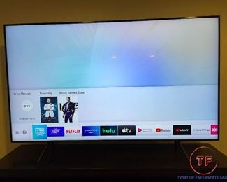 SAMSUNG 82" QLED - Q60 Series 4K UHD (2160p) with HDR