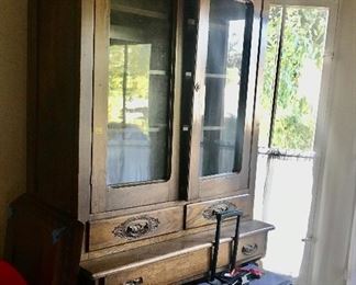 Antique Oak China hutch! Early 1900s.