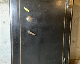 Sierra Safe Company Gun Safe
Very large gun safe with two (2) padded shelves with an additional shelf insert. It has two (2) light strips inside, unknown working condition. No labeling to confirm fireproof rating. It comes with combo and keys. 72"Hx46"Wx 26"D