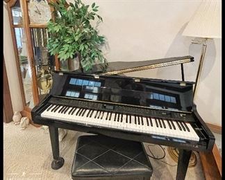 This is a beautiful digital baby grand piano SXP511 Samick E-MU