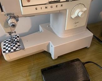 Singer Sewing Machine, Functions Well