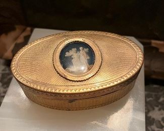 Stunning 1790s guilloche snuff box with tortoise shell lining