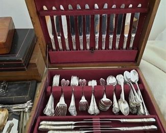 Huge LUNT MODETN VICTORIAN  Sterling silver set for 12. with lots of  serving pieces, some still in packaging.   Total of 165 pieces,  286 ounces .  In brilliant excellent condition.   PRICED TO SELL.    --    DEALERS ARE WELCOME!