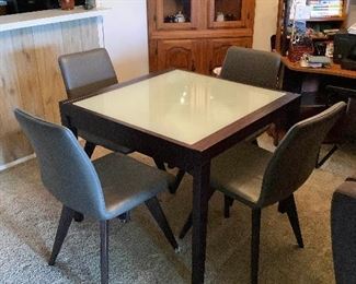 Aae001 Glass Top Dining Table w/Four Chairs