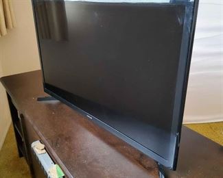 AAE003 - Samsung 32" Flat Screen TV
