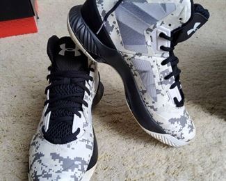AAE028 - Under Armour UA Charged Digital Camo Basketball Shoes Size 8