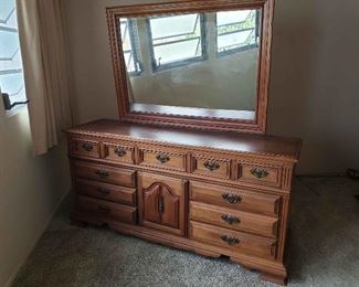 AAE043 - Multi-Drawer Wood Dresser w/Large Mirror