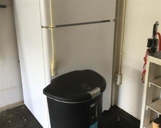AAE084 - Kenmore Refrigerator & Simple Human Step-On Trash Can