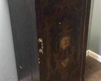 DECORATIVE BAR/WINE CABINET ON