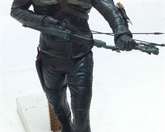 DC COLLECTIBLES ARROW HAND SCULPTED
PORCELAIN STATUE w BOX