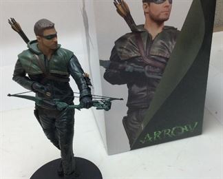 DC COLLECTIBLES ARROW HAND SCULPTED
PORCELAIN STATUE w BOX