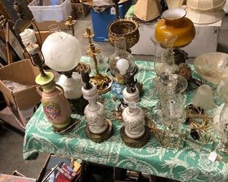 Lamps and lamps and oil lamps , red Coleman lanterns 